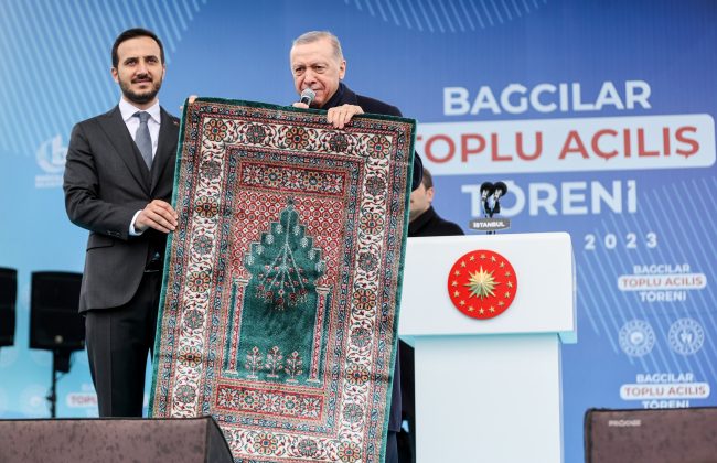 ‘Kurtar Beni Sen Kurtar Seccadem!’ AKP’li Cumhurbaşkanı Recep Tayyip Erdoğan din sömürüsünde sınır tanımıyor